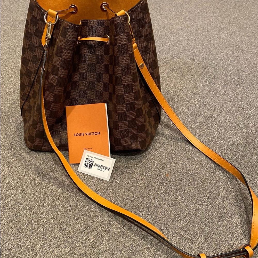 Louis Vuitton NeoNoe MM bucket bag in monogram!